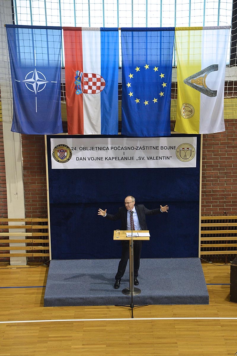 https://www.morh.hr/wp-content/gallery/ministar-krsticevic-s-pripadnicima-pocasno-zastitna-bojne/jkp_3240.jpg