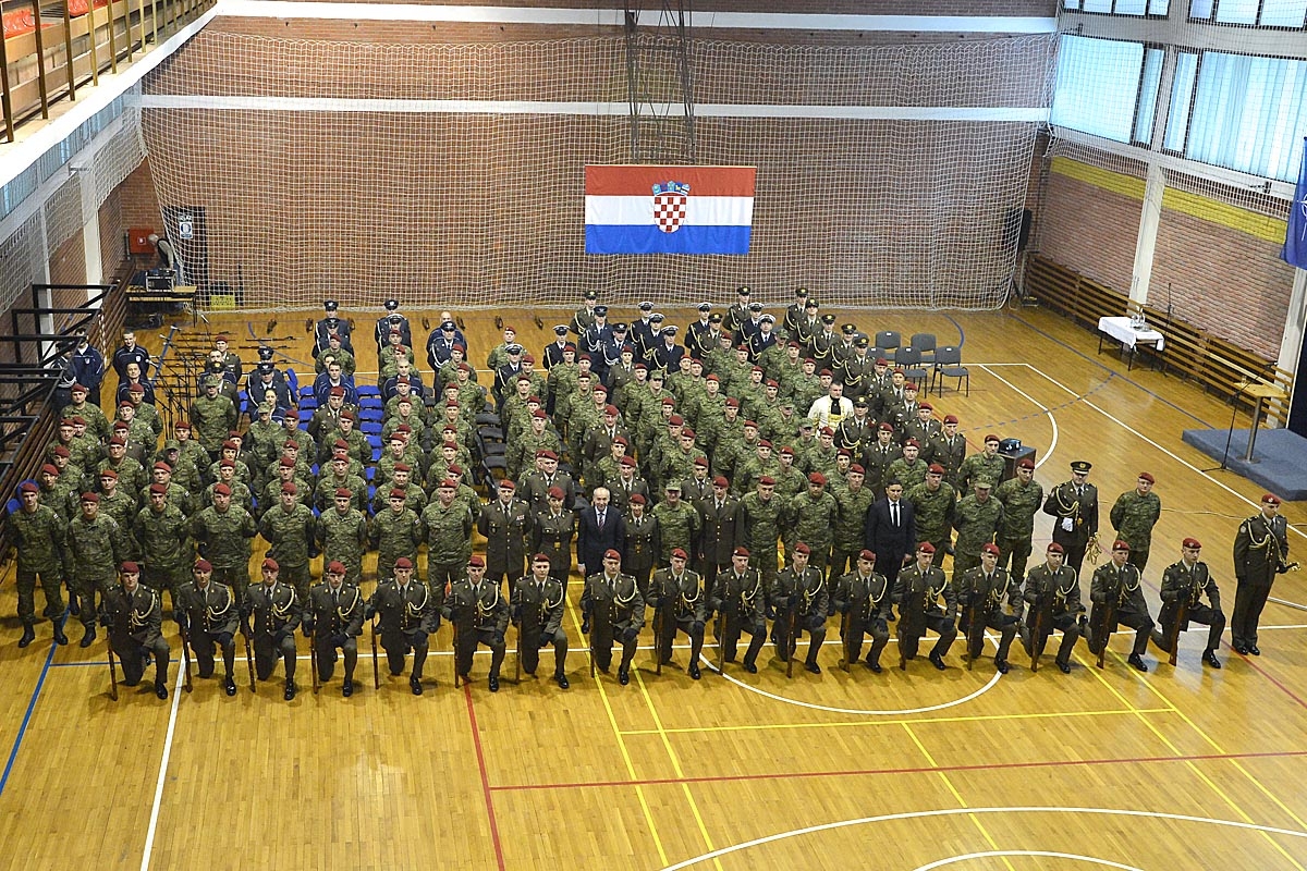 https://www.morh.hr/wp-content/gallery/ministar-krsticevic-s-pripadnicima-pocasno-zastitna-bojne/jkp_3294.jpg