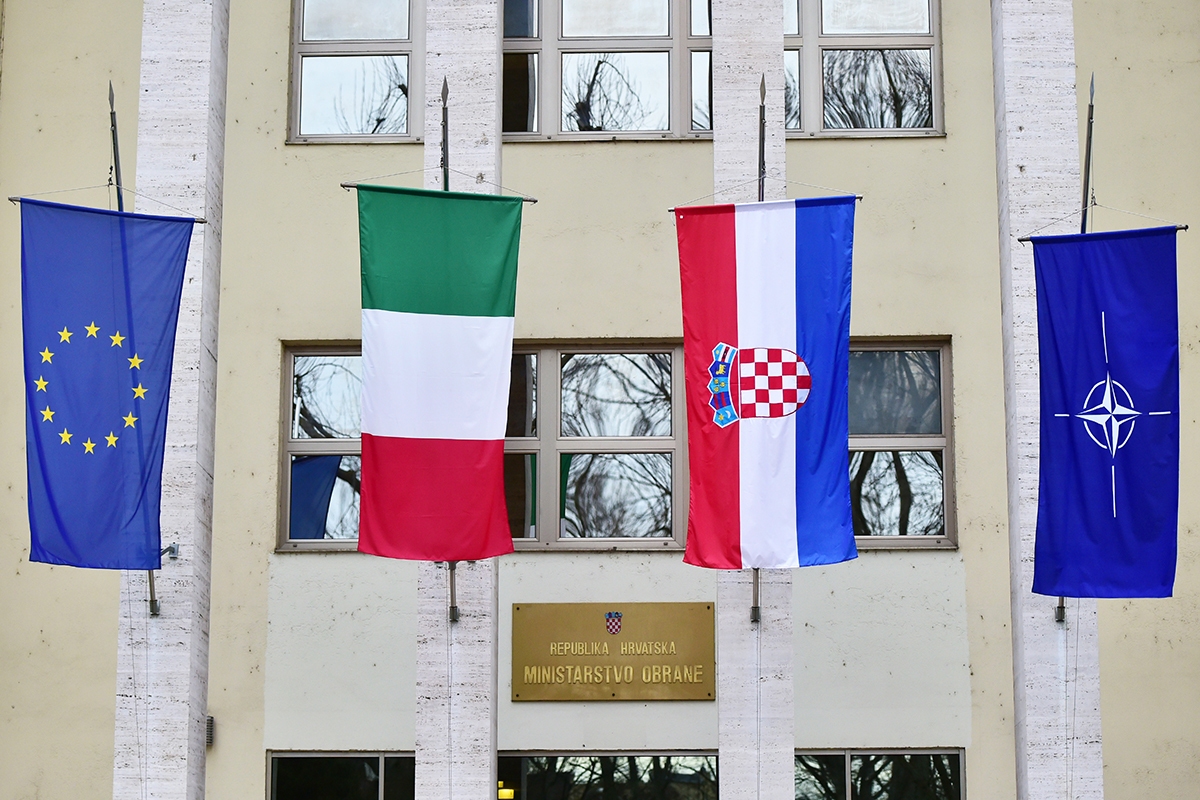 https://www.morh.hr/wp-content/gallery/ministar-krsticevic-s-talijanskim-ministrom-obrane-u-morh-u/20200304-krsticevic-guerini-morh-01.jpg