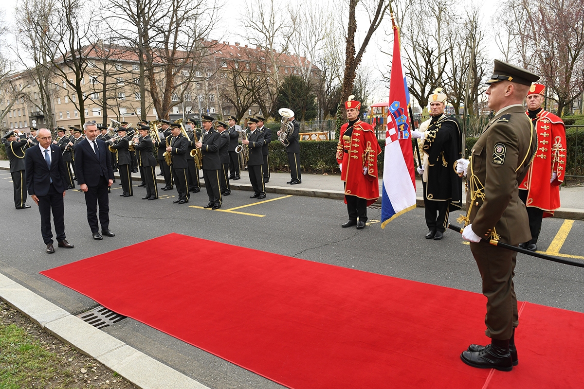 https://www.morh.hr/wp-content/gallery/ministar-krsticevic-s-talijanskim-ministrom-obrane-u-morh-u/20200304-krsticevic-guerini-morh-04.jpg