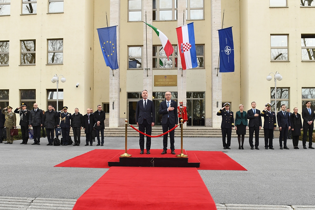 https://www.morh.hr/wp-content/gallery/ministar-krsticevic-s-talijanskim-ministrom-obrane-u-morh-u/20200304-krsticevic-guerini-morh-09.jpg