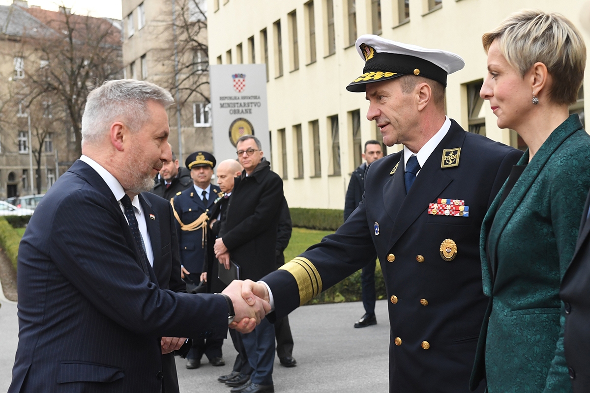 https://www.morh.hr/wp-content/gallery/ministar-krsticevic-s-talijanskim-ministrom-obrane-u-morh-u/20200304-krsticevic-guerini-morh-11.jpg