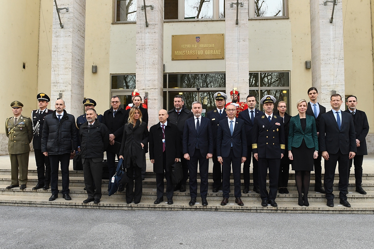 https://www.morh.hr/wp-content/gallery/ministar-krsticevic-s-talijanskim-ministrom-obrane-u-morh-u/20200304-krsticevic-guerini-morh-15.jpg