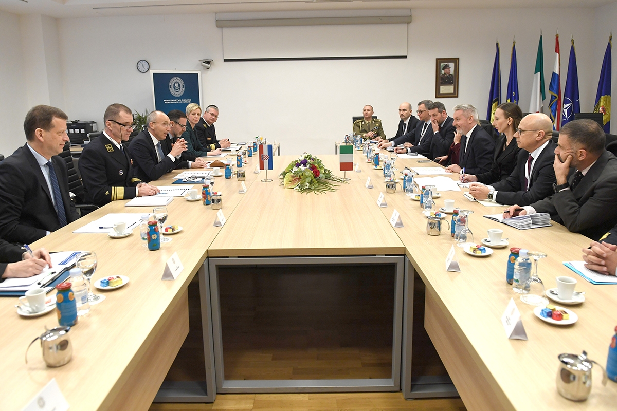https://www.morh.hr/wp-content/gallery/ministar-krsticevic-s-talijanskim-ministrom-obrane-u-morh-u/20200304-krsticevic-guerini-morh-18.jpg