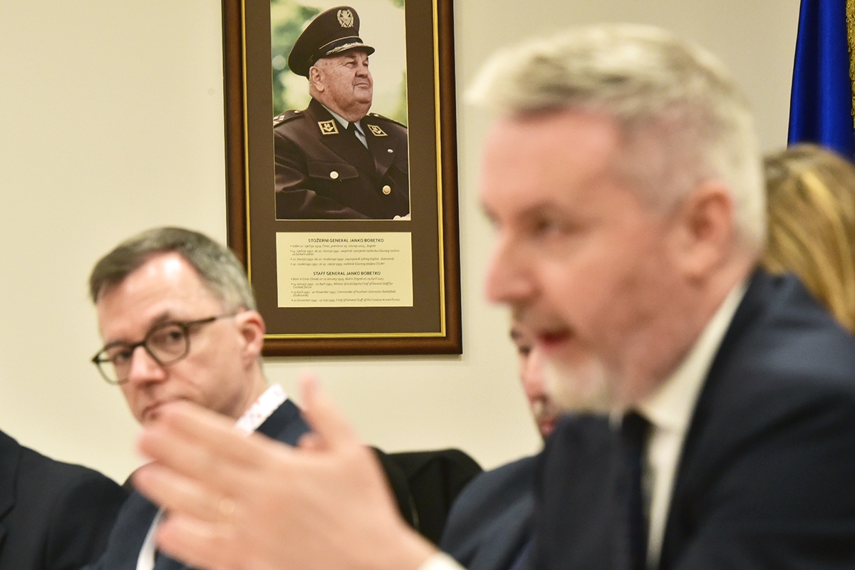 https://www.morh.hr/wp-content/gallery/ministar-krsticevic-s-talijanskim-ministrom-obrane-u-morh-u/20200304-krsticevic-guerini-morh-21.jpg