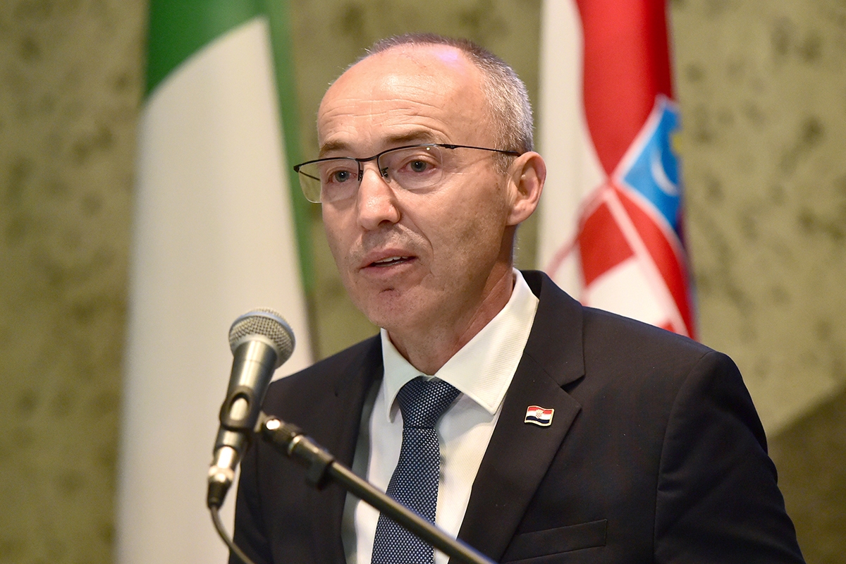 https://www.morh.hr/wp-content/gallery/ministar-krsticevic-s-talijanskim-ministrom-obrane-u-morh-u/20200304-krsticevic-guerini-morh-23.jpg