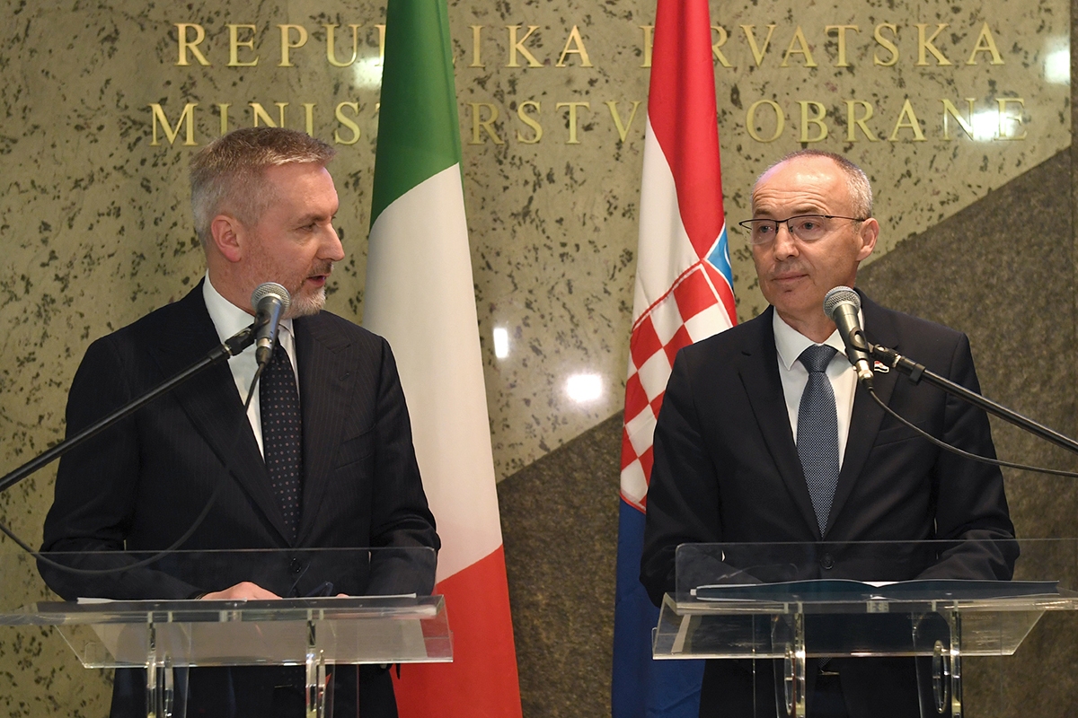 https://www.morh.hr/wp-content/gallery/ministar-krsticevic-s-talijanskim-ministrom-obrane-u-morh-u/20200304-krsticevic-guerini-morh-24.jpg