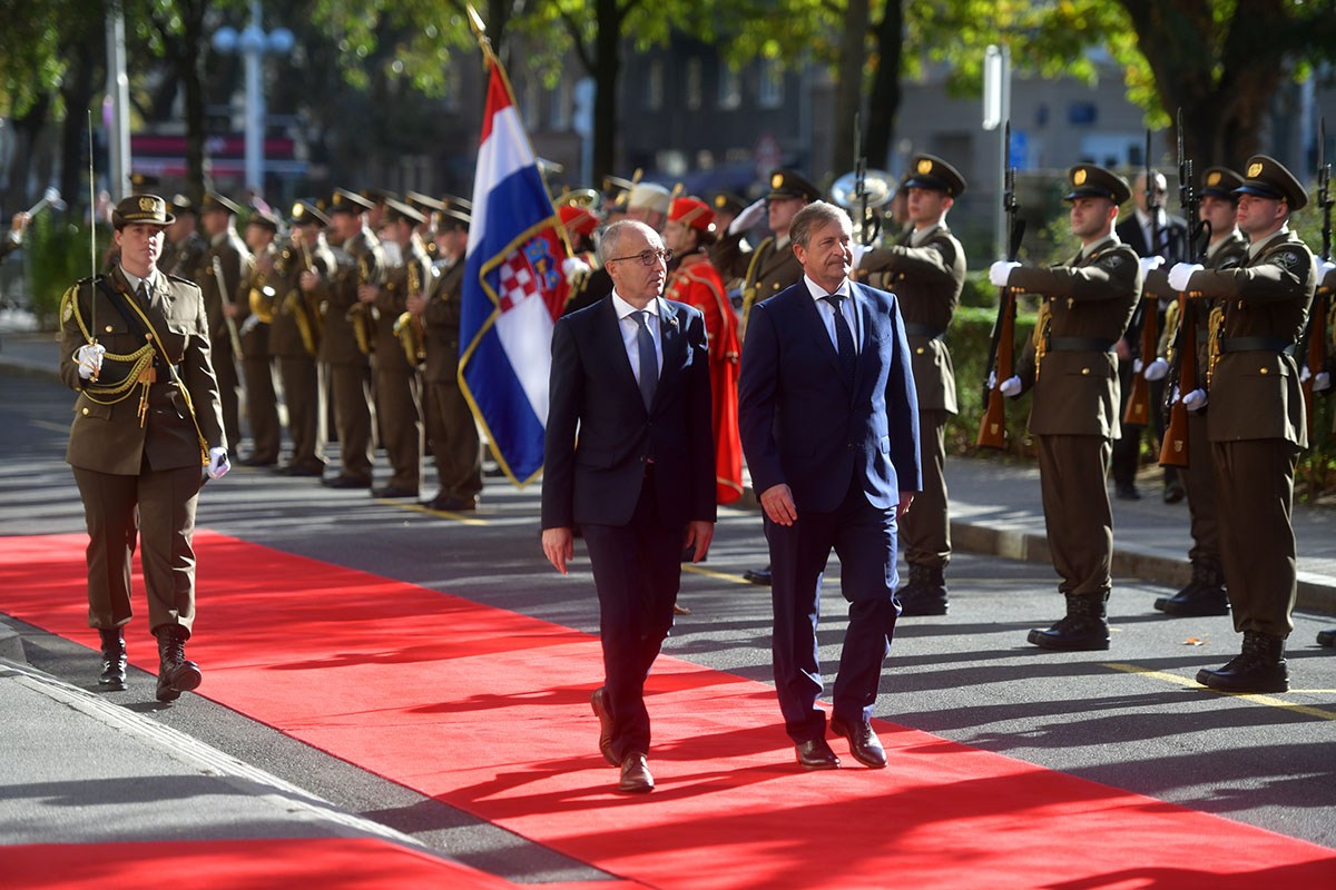 https://www.morh.hr/wp-content/gallery/ministar-krsticevic-sa-slovenskim-ministrom-erjavcem-1/krsticevic_erjavec_morh_190719_10.jpg