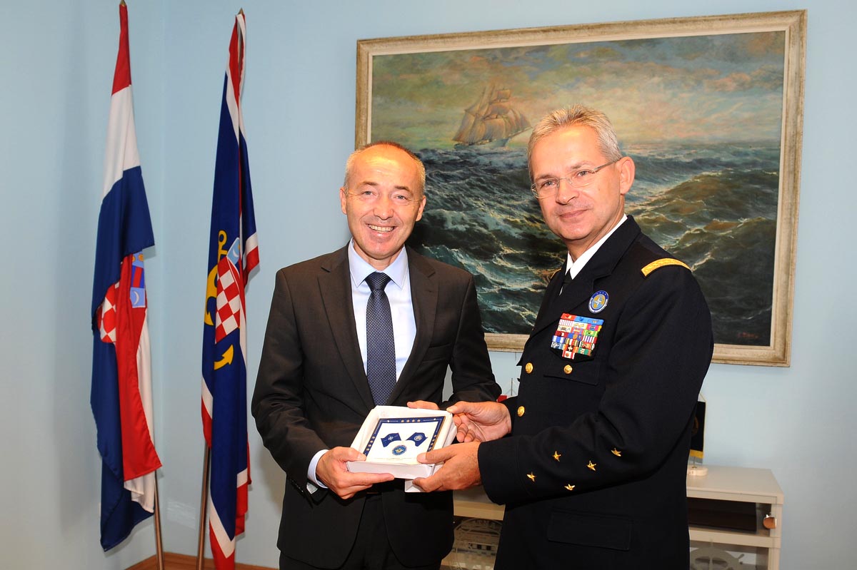 https://www.morh.hr/wp-content/gallery/ministar-krsticevic-sa-zapovjednikom-sact-a-u-splitu/st_18092017_04.jpg