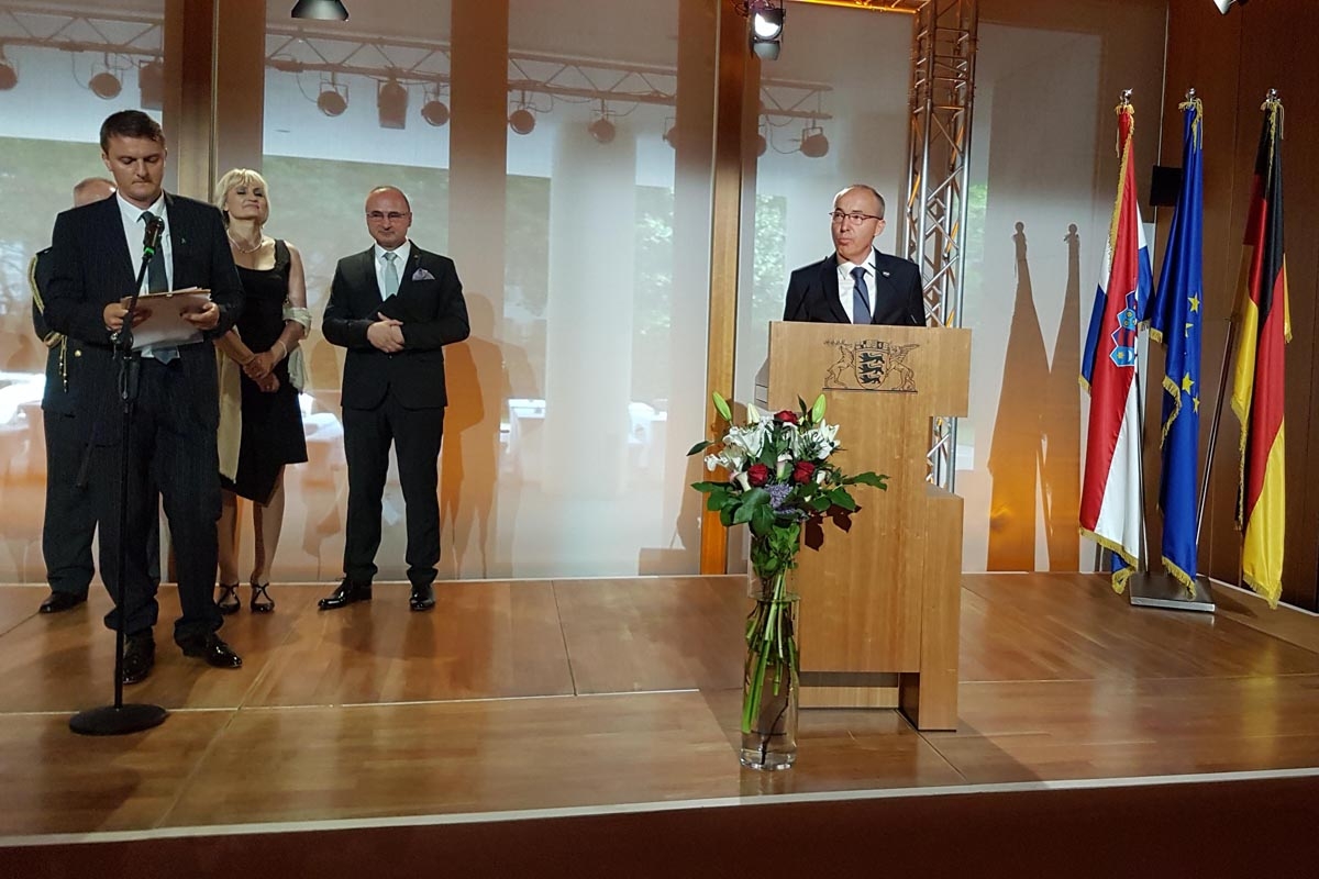 https://www.morh.hr/wp-content/gallery/ministar-krsticevic-u-berlinu-na-prijemu-povodom-dana-drzavnosti/berlin_12062018_05.jpg