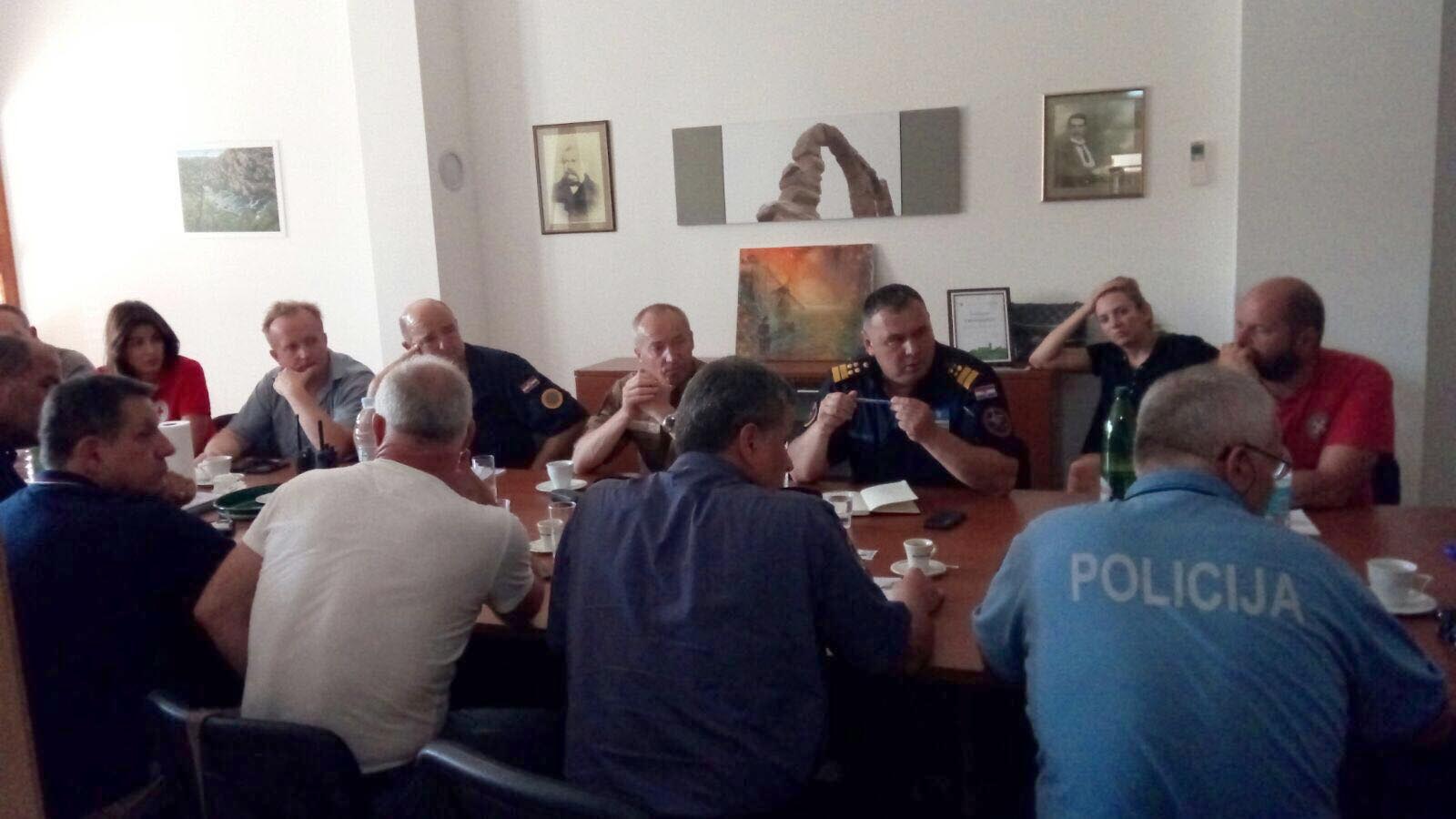https://www.morh.hr/wp-content/gallery/ministar-krsticevic-u-obilasku-pozarista-kod-kistanja/kistanje_02082017_23.jpg