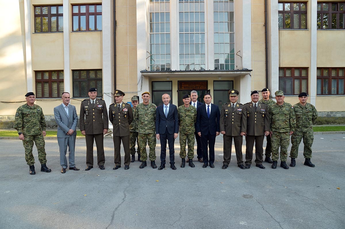 https://www.morh.hr/wp-content/gallery/ministar-krsticevic-u-obilasku-vojarne-u-nasicama/ministar_krsticevic_nasice_05102018_01.1.jpg