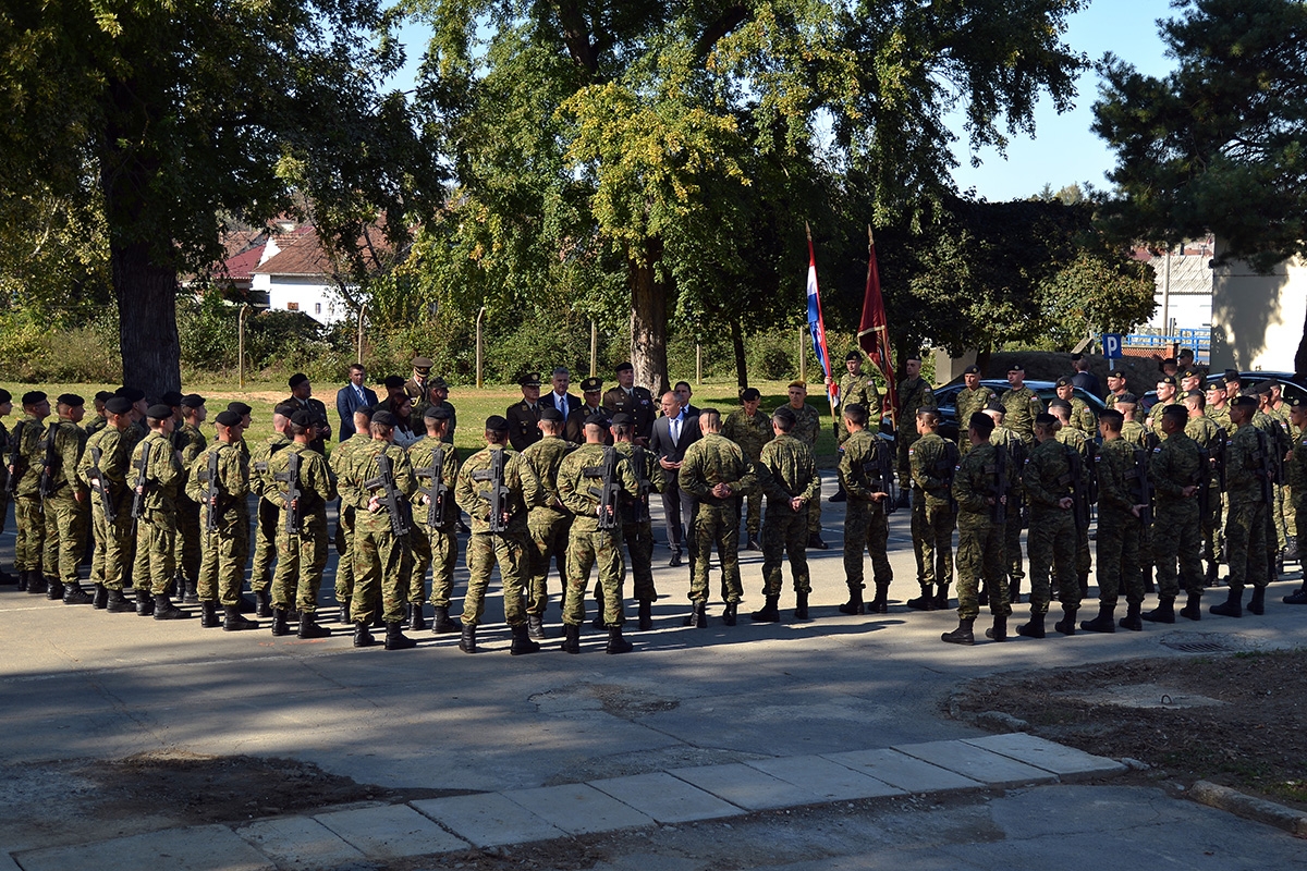https://www.morh.hr/wp-content/gallery/ministar-krsticevic-u-obilasku-vojarne-u-nasicama/ministar_krsticevic_nasice_05102018_04.jpg