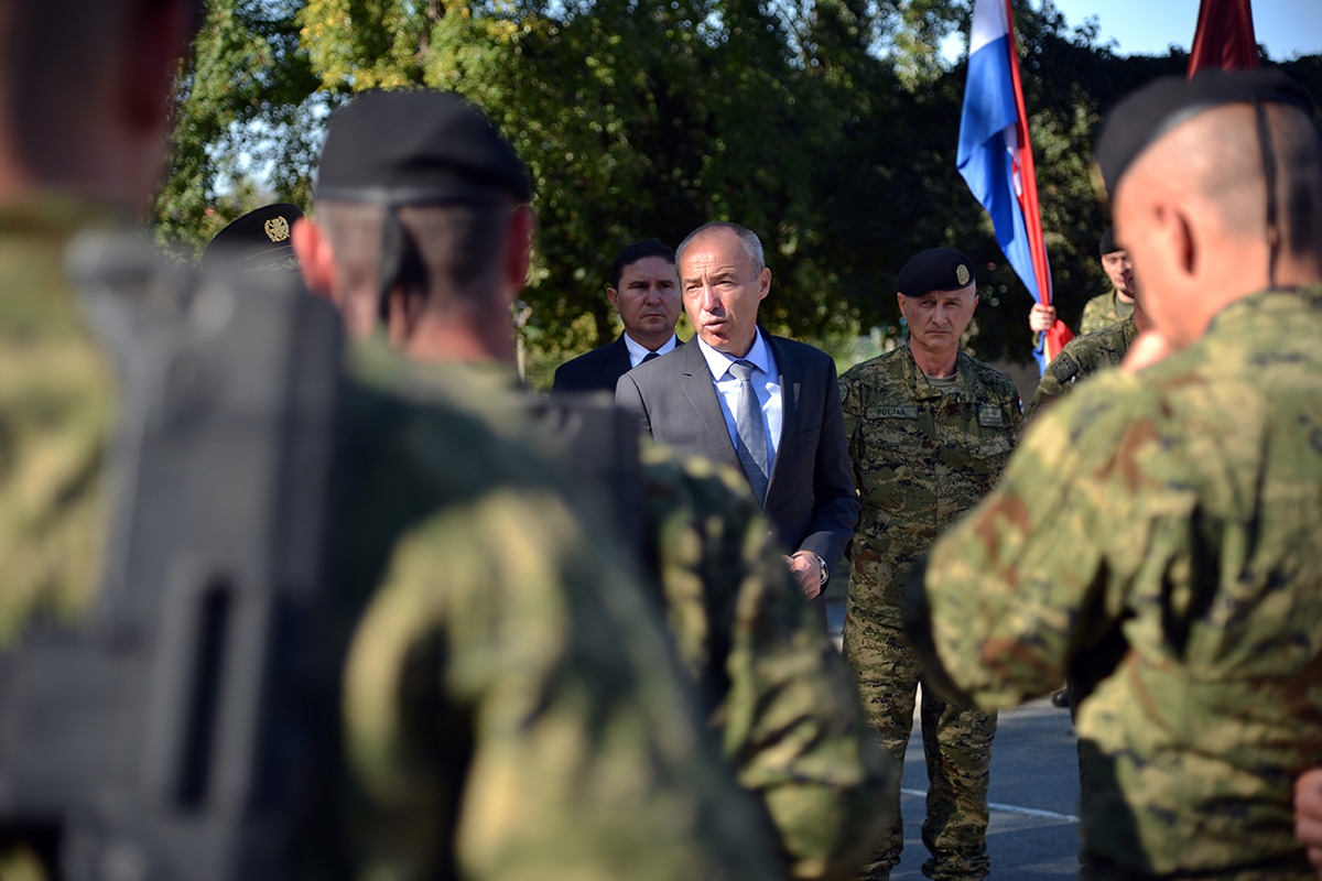 https://www.morh.hr/wp-content/gallery/ministar-krsticevic-u-obilasku-vojarne-u-nasicama/ministar_krsticevic_nasice_05102018_05.jpg