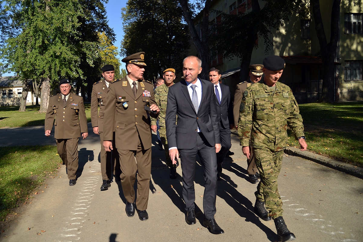 https://www.morh.hr/wp-content/gallery/ministar-krsticevic-u-obilasku-vojarne-u-nasicama/ministar_krsticevic_nasice_05102018_06.jpg