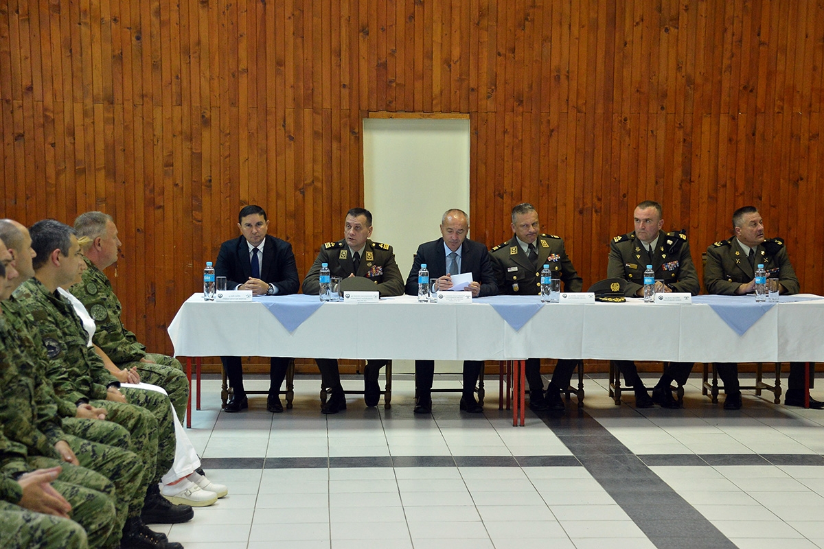 https://www.morh.hr/wp-content/gallery/ministar-krsticevic-u-obilasku-vojarne-u-nasicama/ministar_krsticevic_nasice_05102018_07.jpg