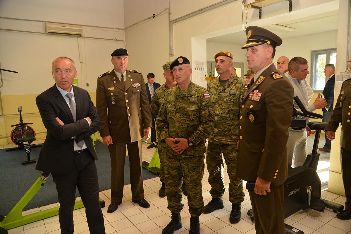 https://www.morh.hr/wp-content/gallery/ministar-krsticevic-u-obilasku-vojarne-u-nasicama/ministar_krsticevic_nasice_05102018_17.jpg