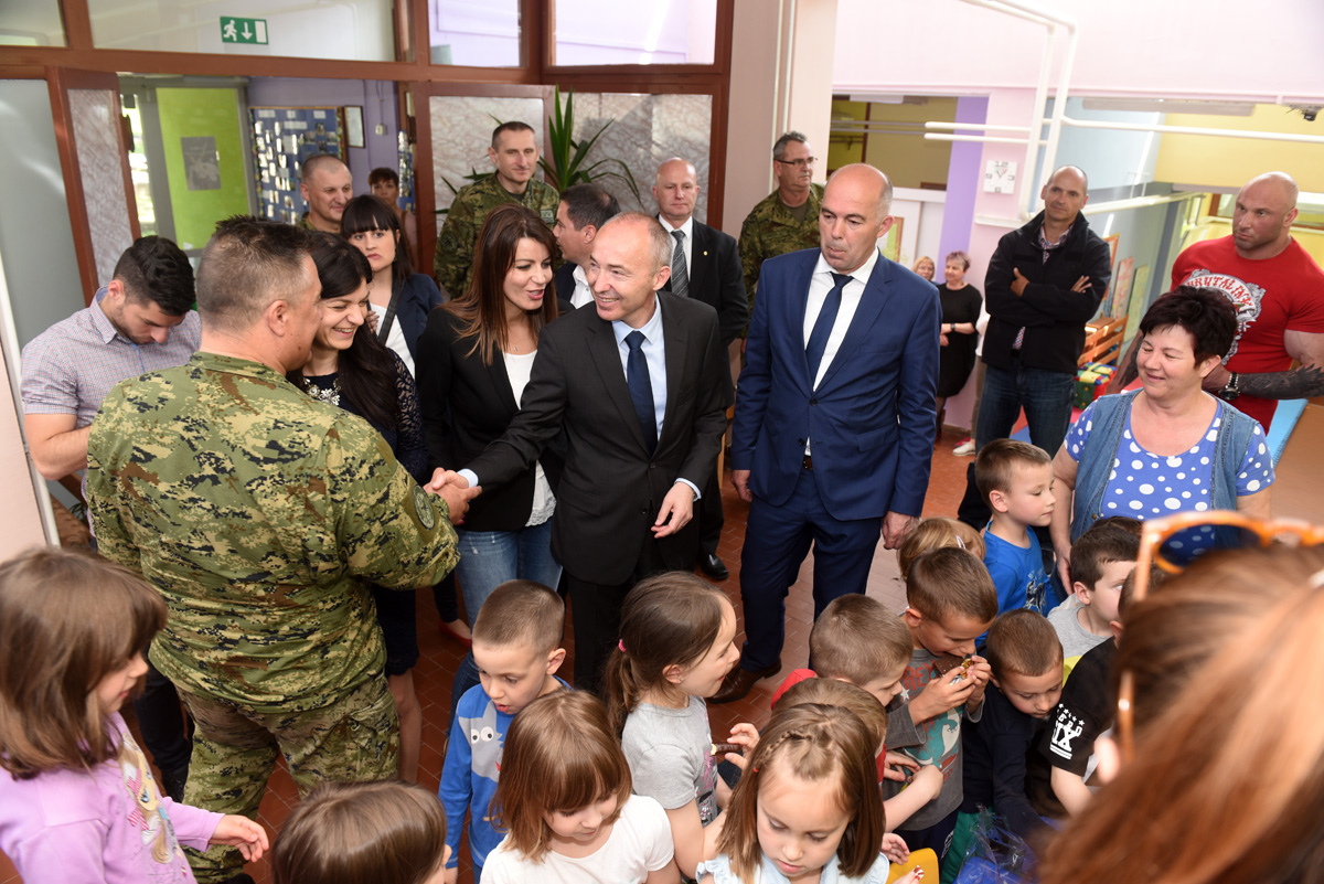 https://www.morh.hr/wp-content/gallery/ministar-krsticevic-u-posjetu-pripadnicima-os-rh-u-kninu2/knin_17052017_23.jpg