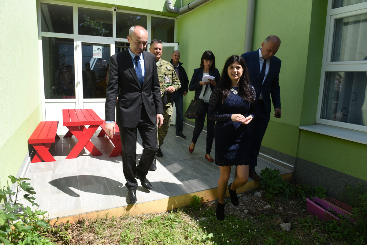 https://www.morh.hr/wp-content/gallery/ministar-krsticevic-u-posjetu-pripadnicima-os-rh-u-kninu2/knin_17052017_24.jpg