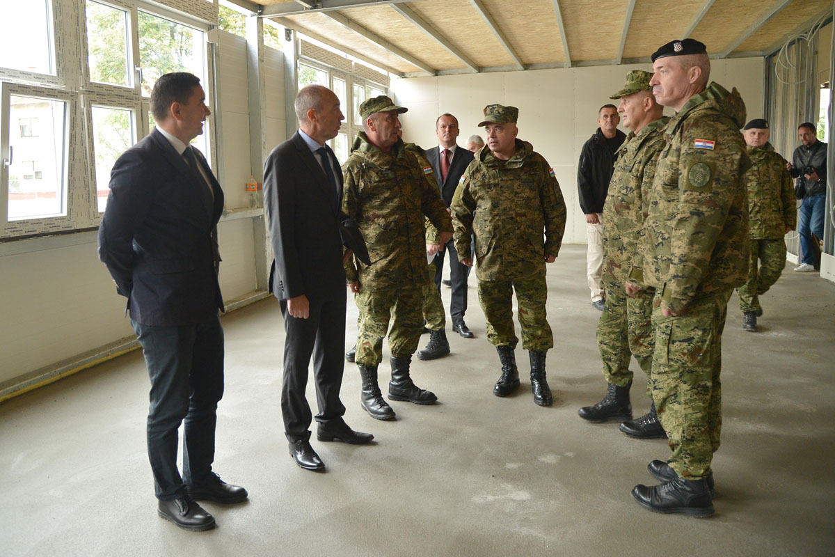 https://www.morh.hr/wp-content/gallery/ministar-krsticevic-u-posjetu-vojarni-204-vukovarske-brigade/vi_vk_21092017_05.jpg