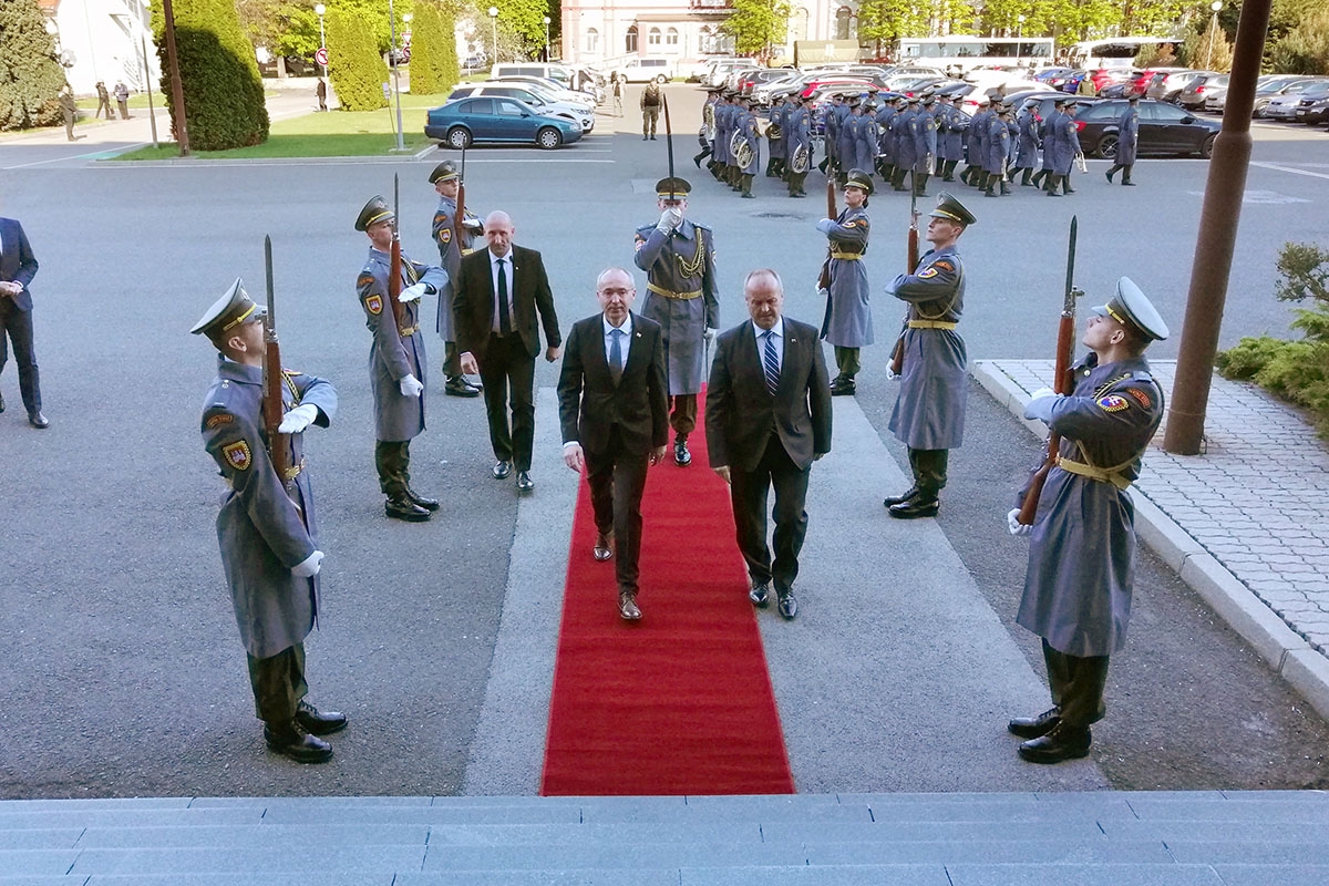 https://www.morh.hr/wp-content/gallery/ministar-krsticevic-u-sluzbenom-posjetu-slovackoj/ministar_slovacka_16042019_02.jpg