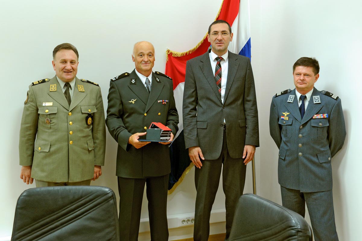 https://www.morh.hr/wp-content/gallery/ministar-obrane-dodijelio-sat-s-posvetom-brigadiru-ivanu-selaku/selak_17072012_4.jpg