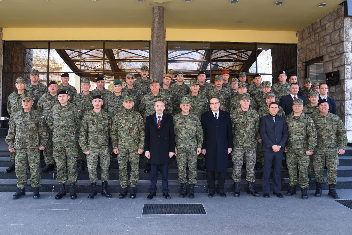 https://www.morh.hr/wp-content/gallery/ministar-obrane-krsticevic-posjetio-hkov/hkov_29112016_08.jpg
