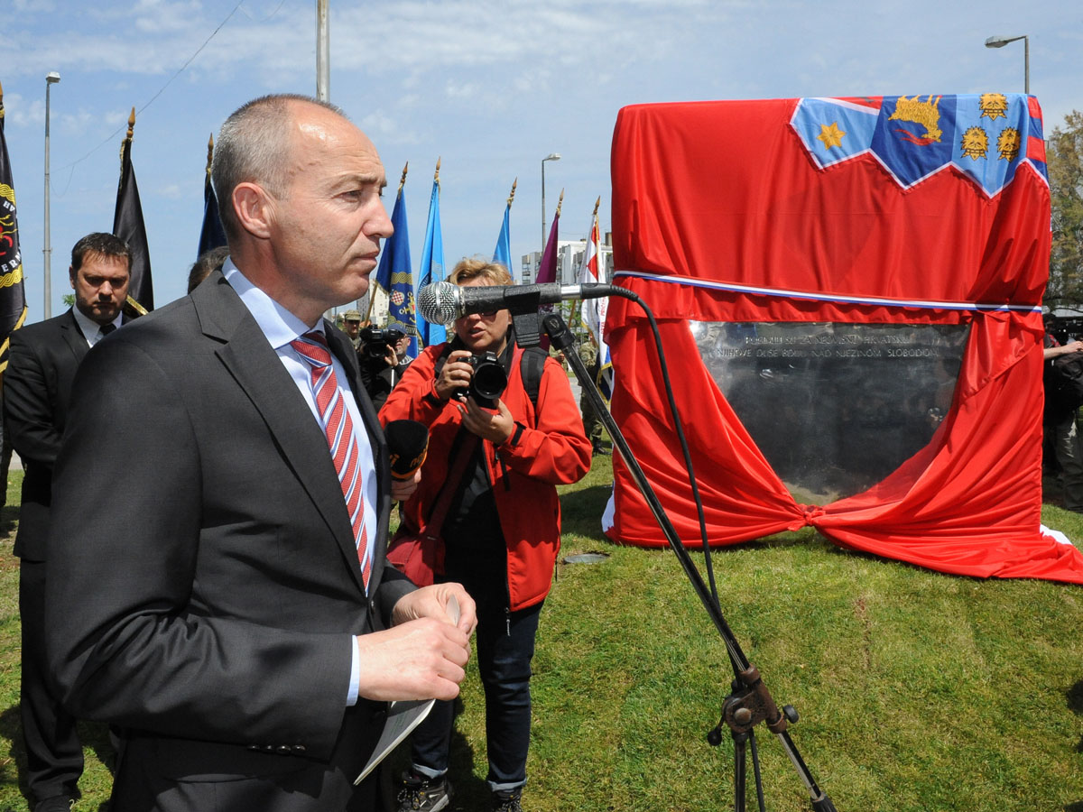 https://www.morh.hr/wp-content/gallery/ministar-obrane-na-otkrivanju-spomenika-poginulim-braniteljima/zadar_11052017_01.jpg
