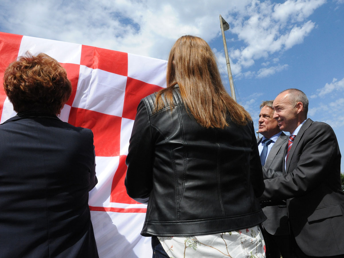 https://www.morh.hr/wp-content/gallery/ministar-obrane-na-otkrivanju-spomenika-poginulim-braniteljima/zadar_11052017_04.jpg