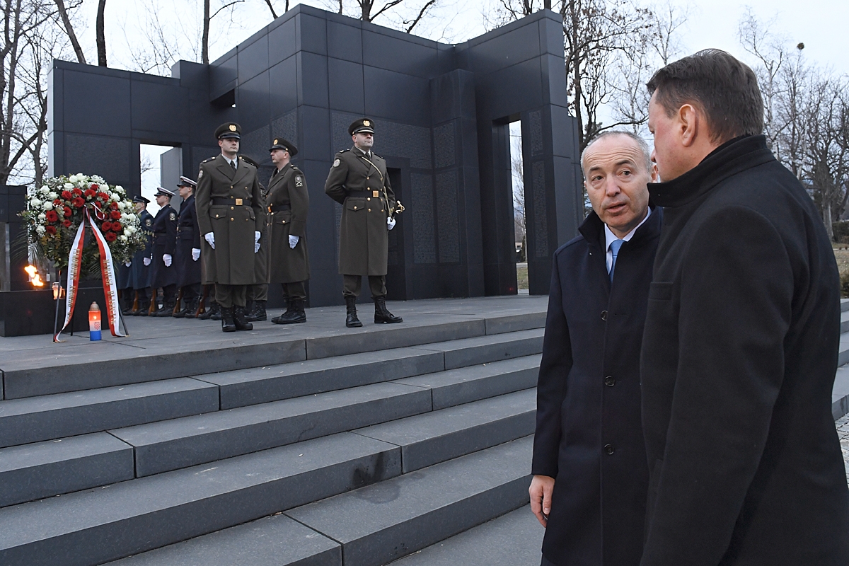 https://www.morh.hr/wp-content/gallery/ministar-obrane-poljske-stigao-u-sluzbeni-posjet-hrvatskoj/krsticevic_baszczak_130119_01.jpg