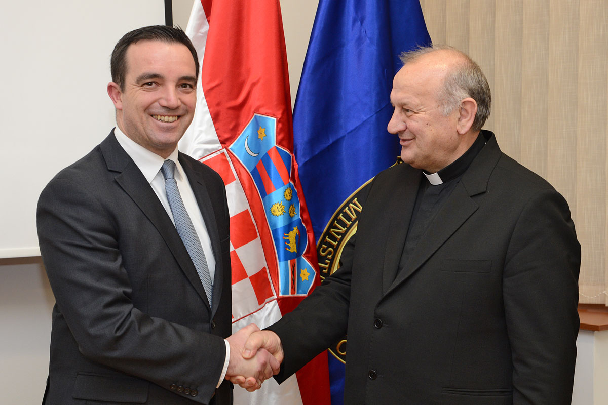 https://www.morh.hr/wp-content/gallery/ministar-obrane-primio-vojnog-biskupa-u-rh/mo-biskup_04032016_01.jpg