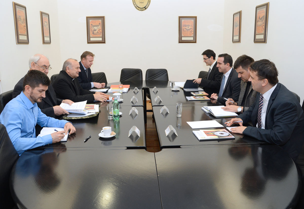 https://www.morh.hr/wp-content/gallery/ministar-obrane-primio-vojnog-biskupa-u-rh/mo-biskup_04032016_04.jpg