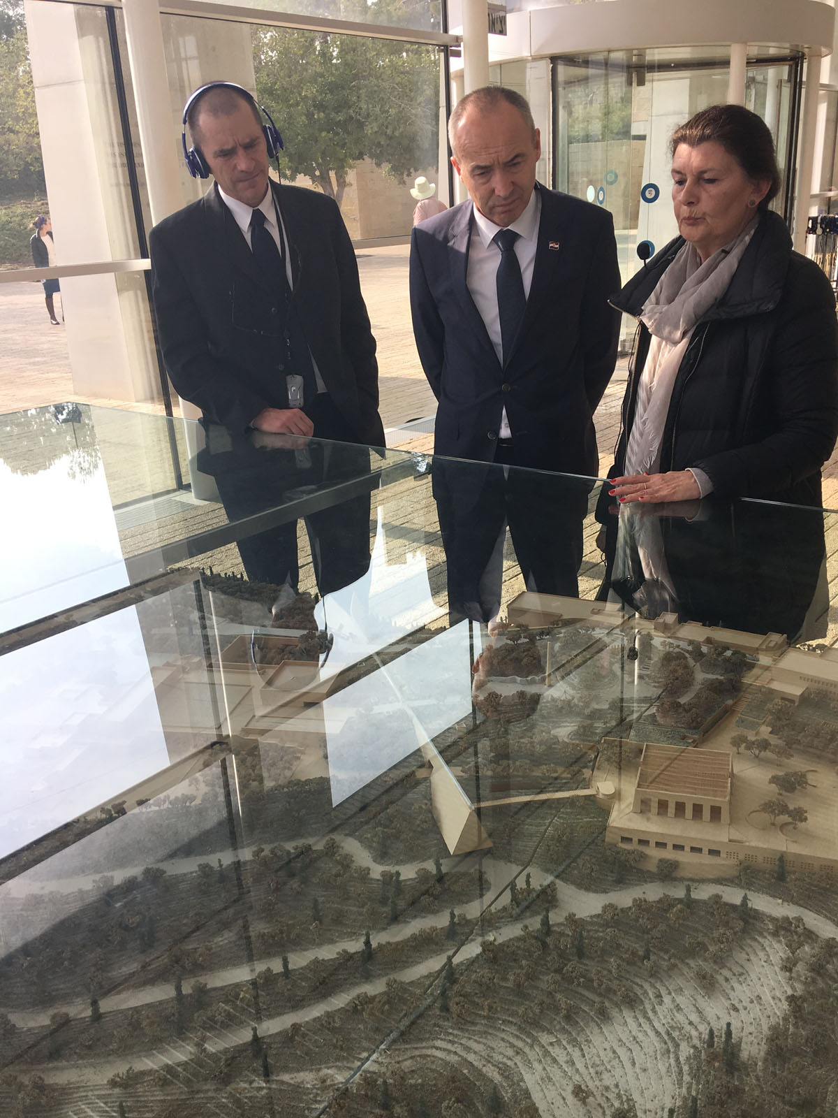 https://www.morh.hr/wp-content/gallery/ministar-obrane-rh-damir-krsticevic-posjetio-drzavu-izrael/israel-21032017_2_5a.jpg