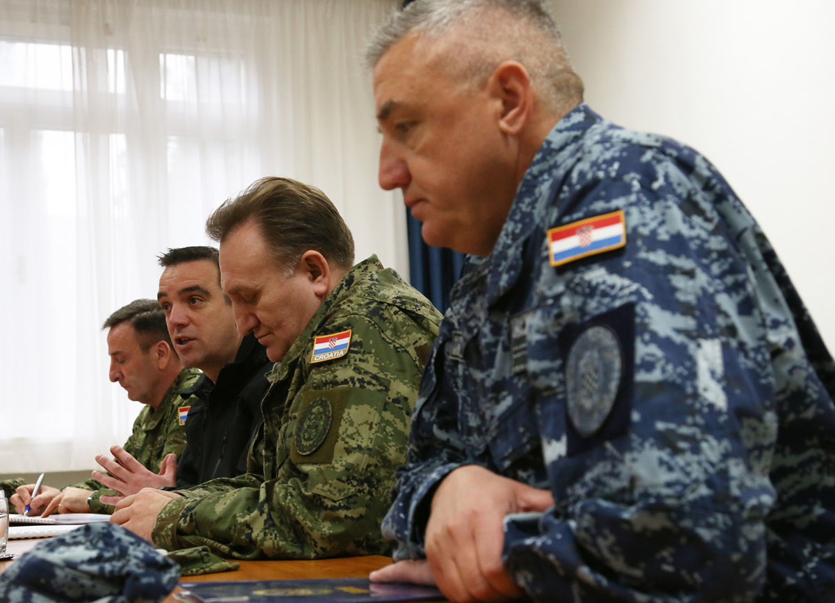 https://www.morh.hr/wp-content/gallery/ministar-obrane-rh-josip-buljevic-u-posjetu-hrm-u/hrm_26022016_16.jpg