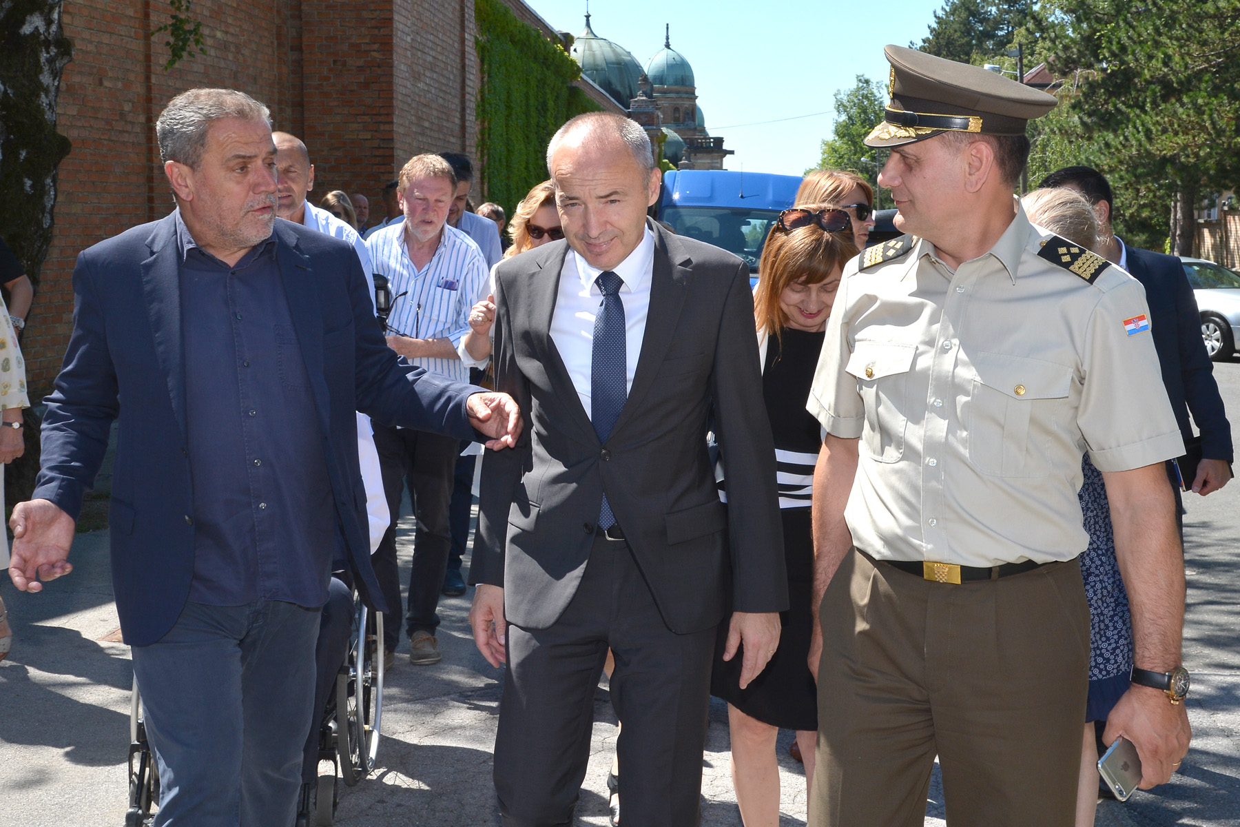 https://www.morh.hr/wp-content/gallery/ministar-obrene-i-gradonacelnik-zagreba-obisli-mjesto-vojnog-groblja/mirogoj_05072017_1.jpg