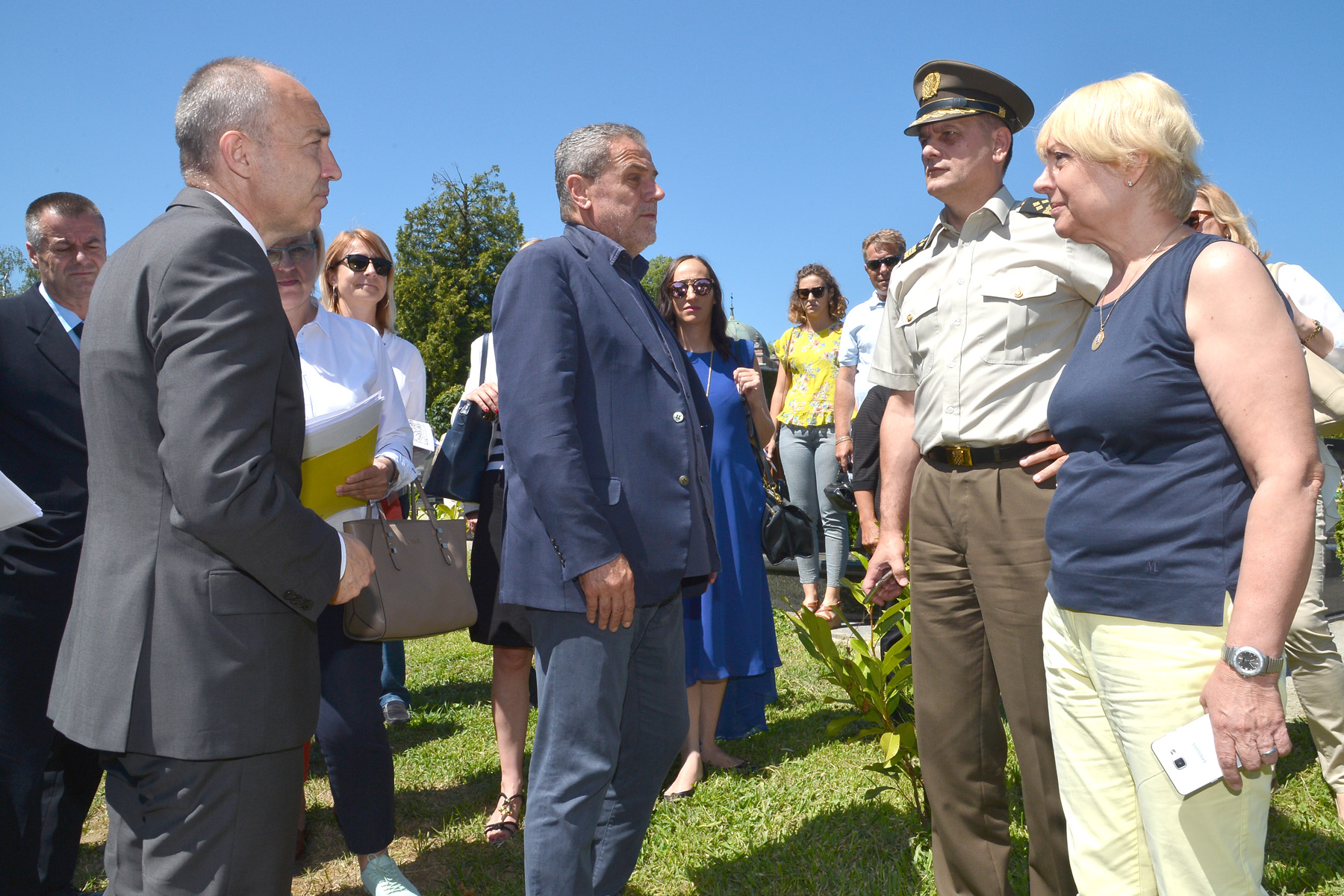 https://www.morh.hr/wp-content/gallery/ministar-obrene-i-gradonacelnik-zagreba-obisli-mjesto-vojnog-groblja/mirogoj_05072017_4.jpg