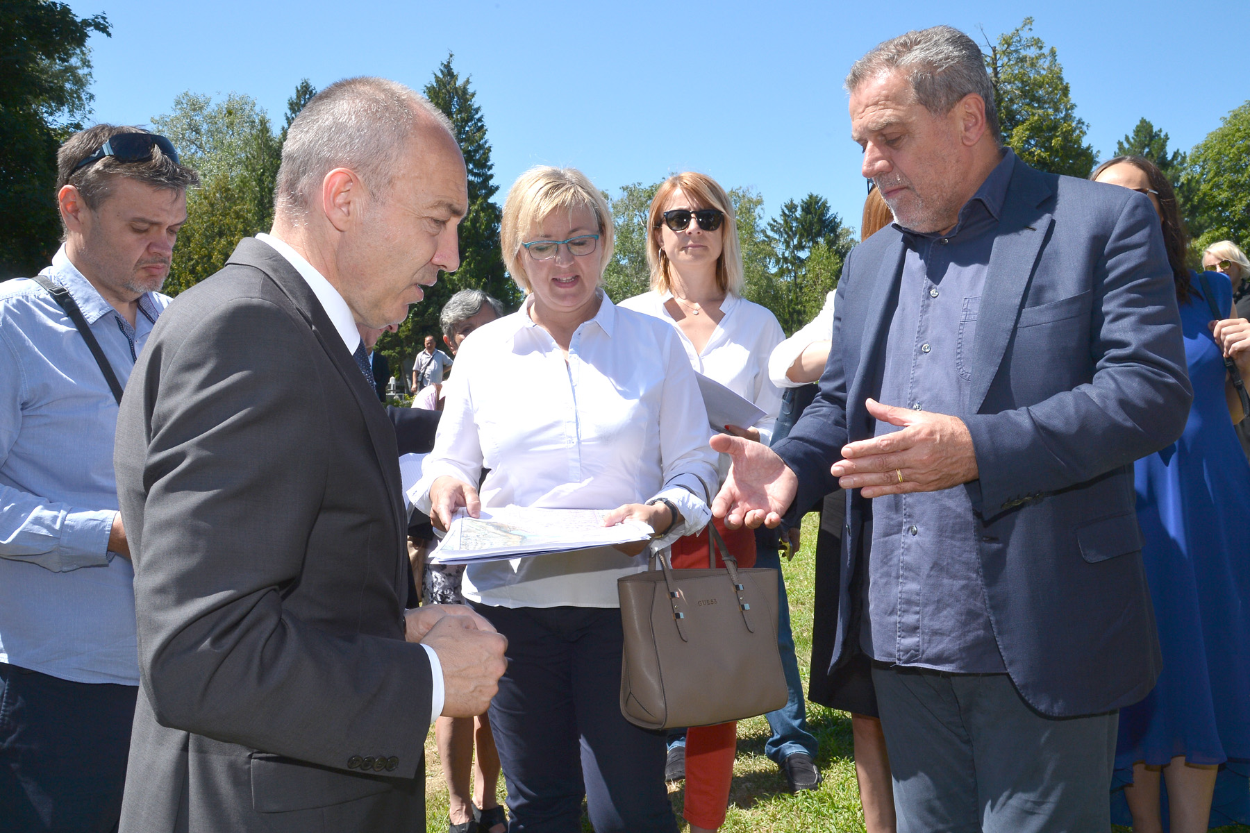 https://www.morh.hr/wp-content/gallery/ministar-obrene-i-gradonacelnik-zagreba-obisli-mjesto-vojnog-groblja/mirogoj_05072017_5.jpg
