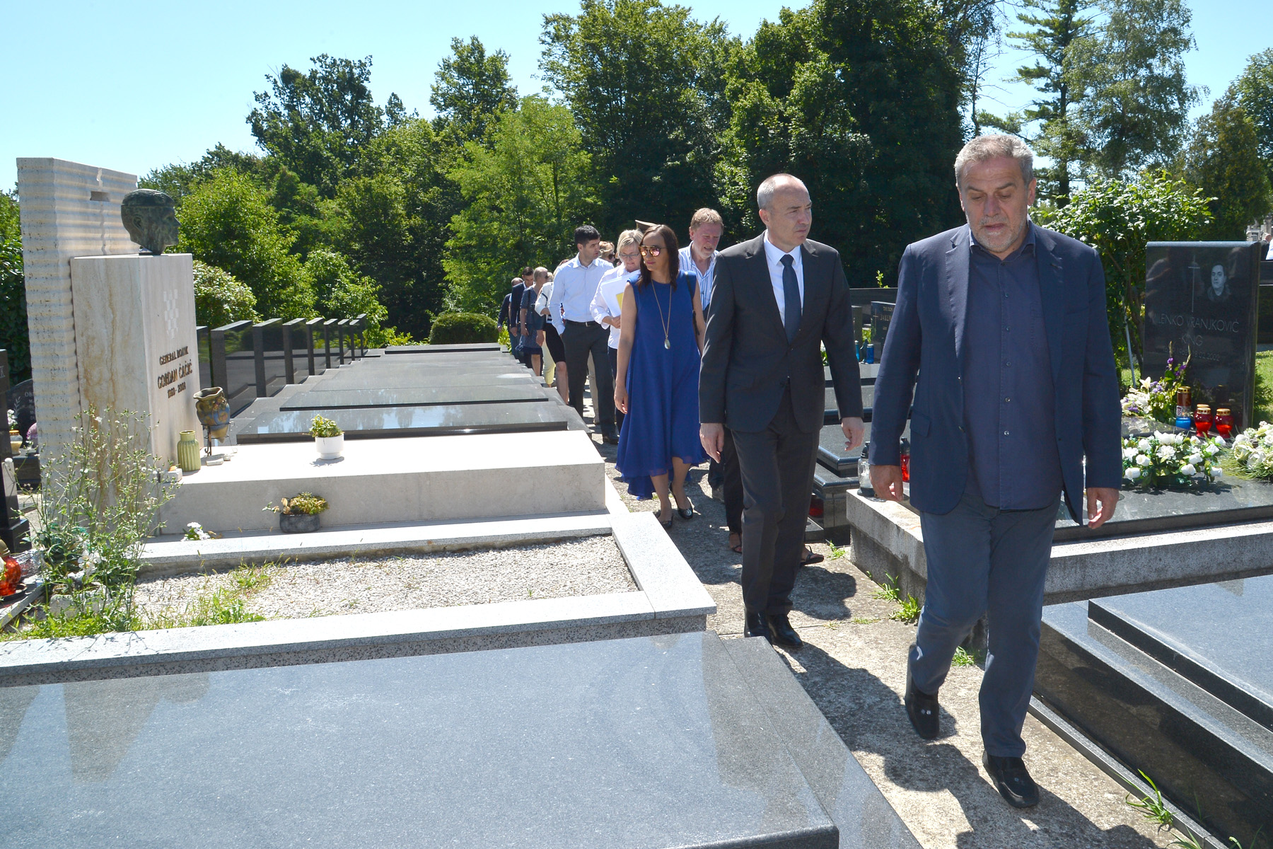 https://www.morh.hr/wp-content/gallery/ministar-obrene-i-gradonacelnik-zagreba-obisli-mjesto-vojnog-groblja/mirogoj_05072017_6.jpg