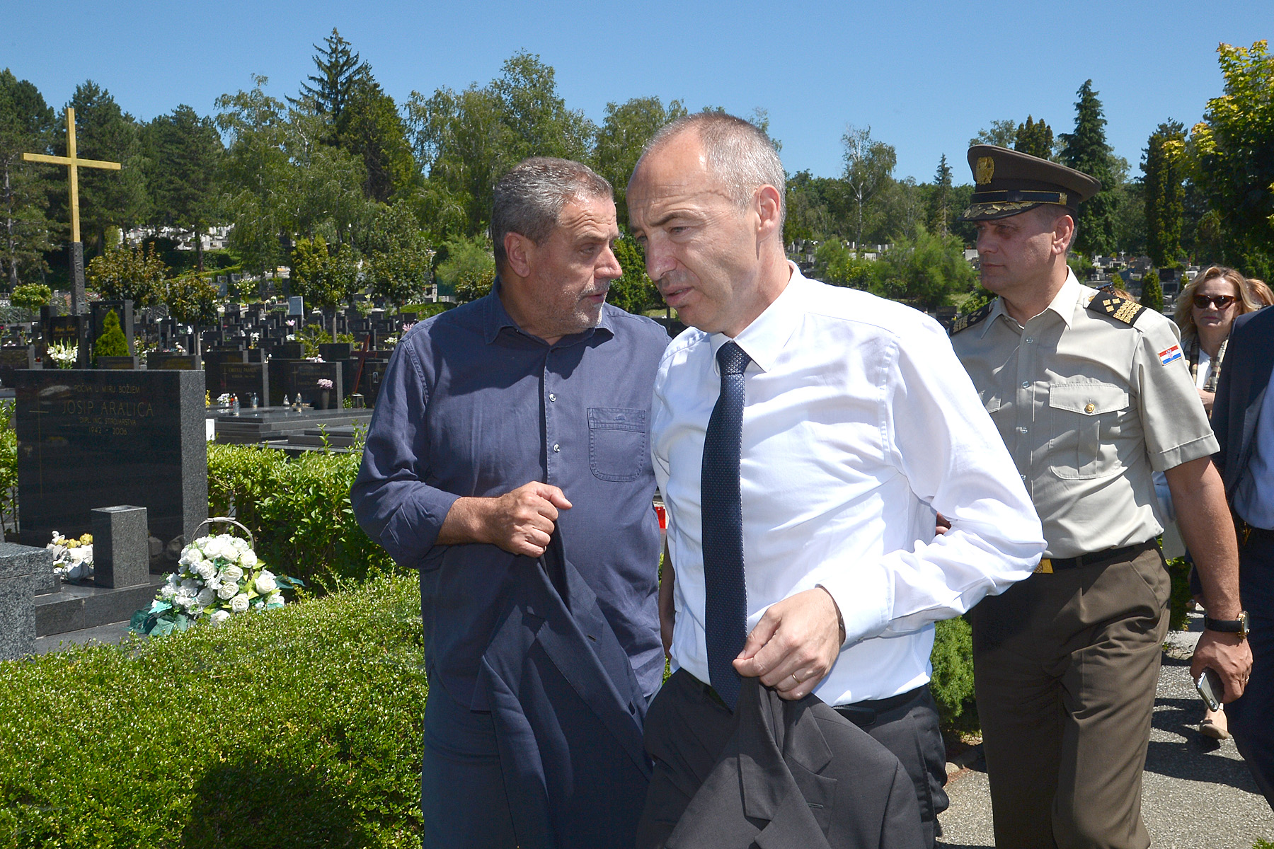 https://www.morh.hr/wp-content/gallery/ministar-obrene-i-gradonacelnik-zagreba-obisli-mjesto-vojnog-groblja/mirogoj_05072017_8.jpg