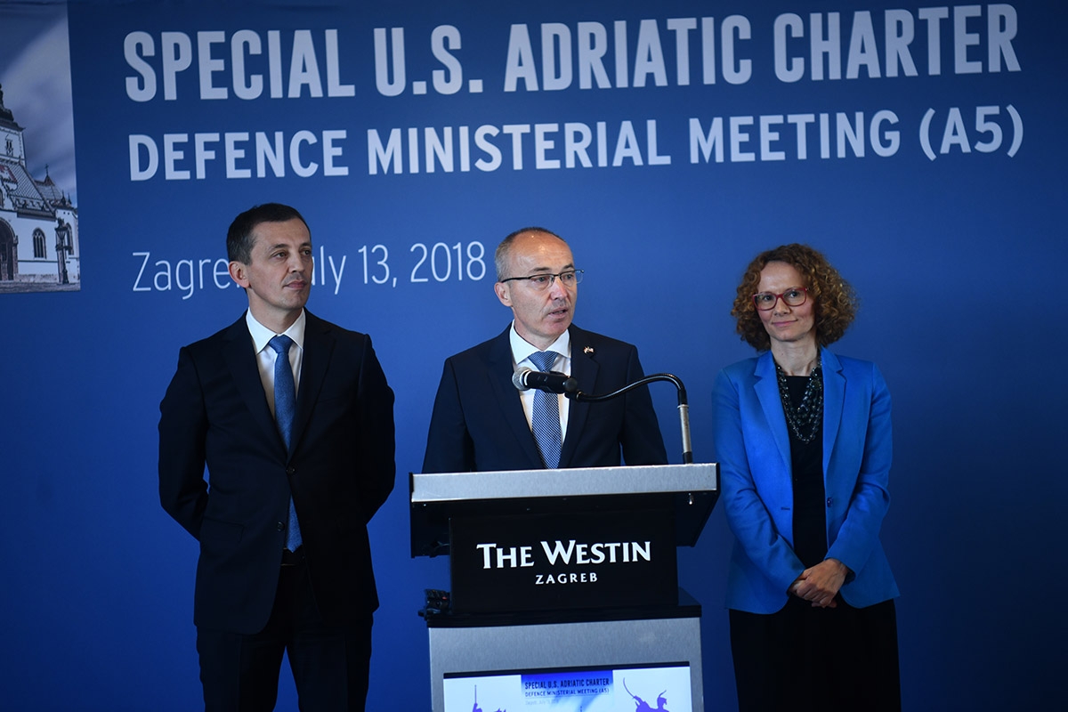 https://www.morh.hr/wp-content/gallery/ministri-a5-u-zagrebu-zajedno-smo-jaci-i-spremniji/sastanak_ministara_obrane_a5_13072018_51.jpg