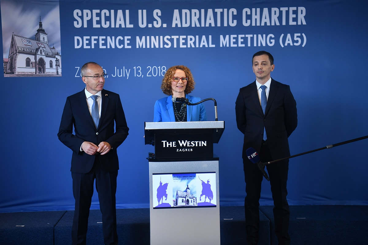 https://www.morh.hr/wp-content/gallery/ministri-a5-u-zagrebu-zajedno-smo-jaci-i-spremniji/sastanak_ministara_obrane_a5_13072018_53.jpg
