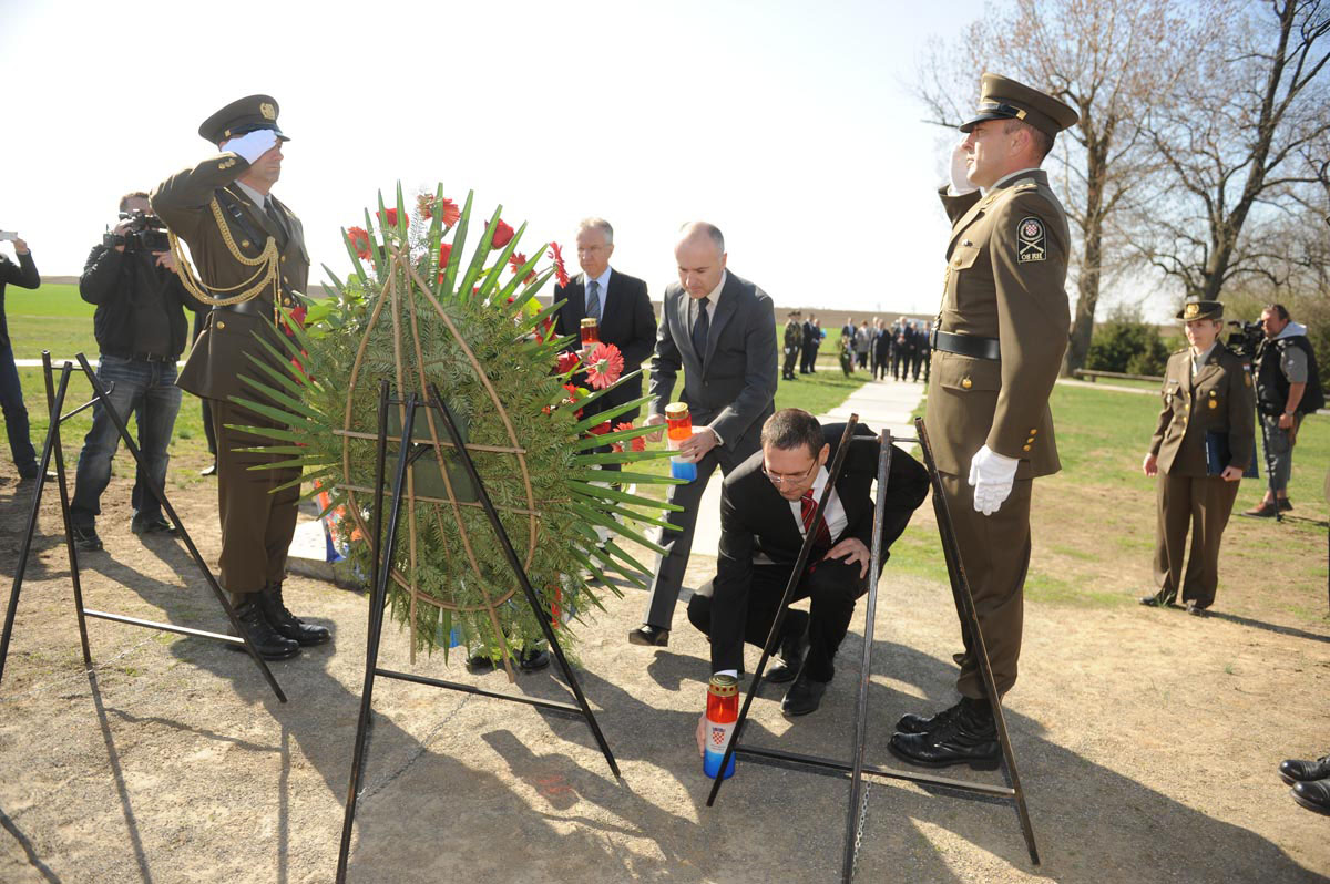 https://www.morh.hr/wp-content/gallery/ministri-u-vukovaru-27032012/vukovar_27032012_5539.jpg
