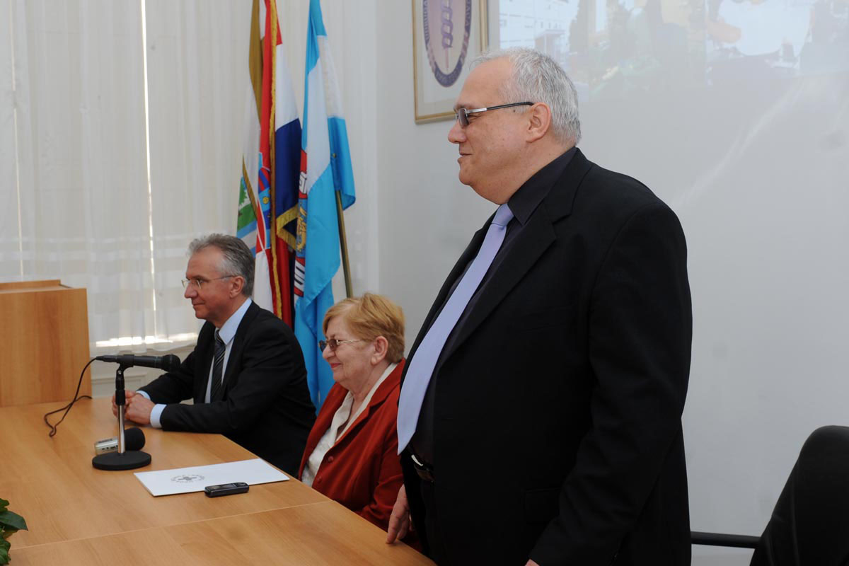 https://www.morh.hr/wp-content/gallery/ministri-u-vukovaru-27032012/vukovar_27032012_5925.jpg