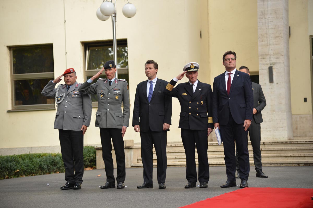 https://www.morh.hr/wp-content/gallery/ministrica-obrane-savezne-republike-njemacke-u-posjetu-morh-u/mo_srnj_04102017_07.jpg