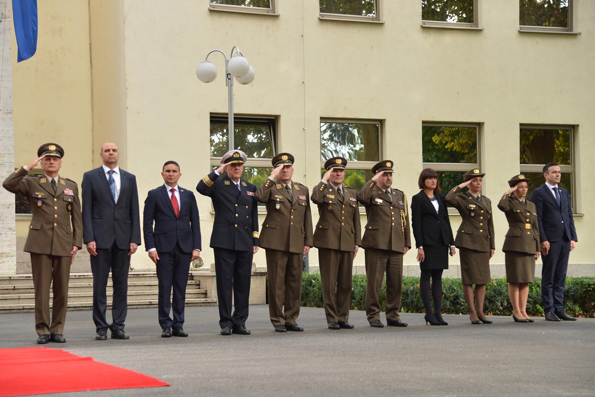 https://www.morh.hr/wp-content/gallery/ministrica-obrane-savezne-republike-njemacke-u-posjetu-morh-u/mo_srnj_04102017_08.jpg