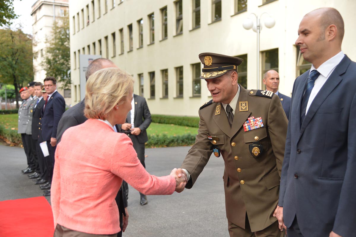 https://www.morh.hr/wp-content/gallery/ministrica-obrane-savezne-republike-njemacke-u-posjetu-morh-u/mo_srnj_04102017_12.jpg