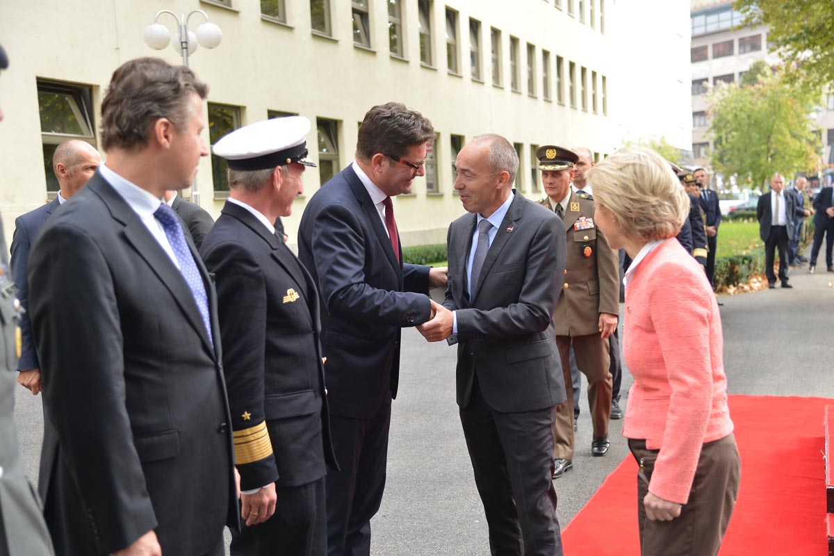 https://www.morh.hr/wp-content/gallery/ministrica-obrane-savezne-republike-njemacke-u-posjetu-morh-u/mo_srnj_04102017_14.jpg