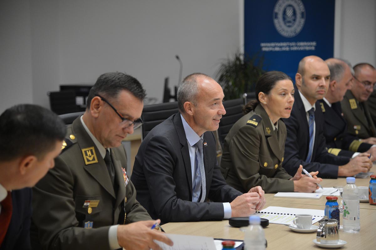 https://www.morh.hr/wp-content/gallery/ministrica-obrane-savezne-republike-njemacke-u-posjetu-morh-u/mo_srnj_04102017_18.jpg