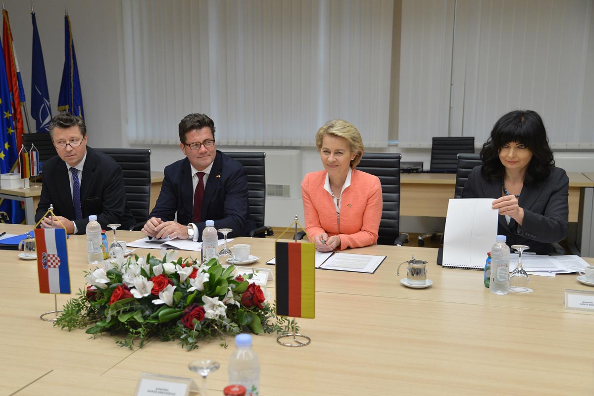 https://www.morh.hr/wp-content/gallery/ministrica-obrane-savezne-republike-njemacke-u-posjetu-morh-u/mo_srnj_04102017_20.jpg