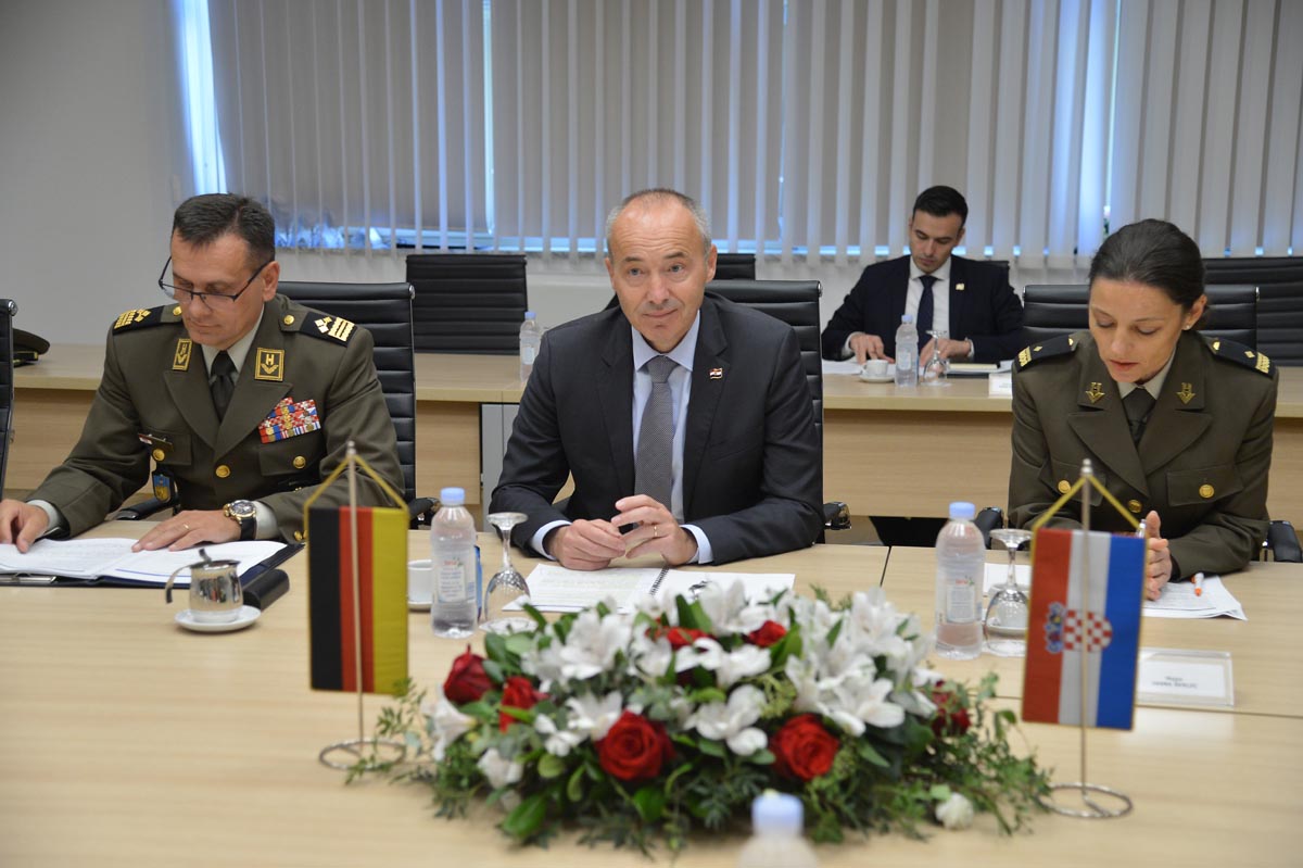 https://www.morh.hr/wp-content/gallery/ministrica-obrane-savezne-republike-njemacke-u-posjetu-morh-u/mo_srnj_04102017_21.jpg